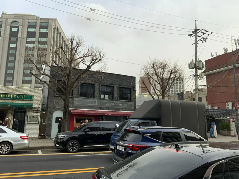 도로 건너편에서 바라본 안국역 꼬마빌딩의 공사 후 외관.