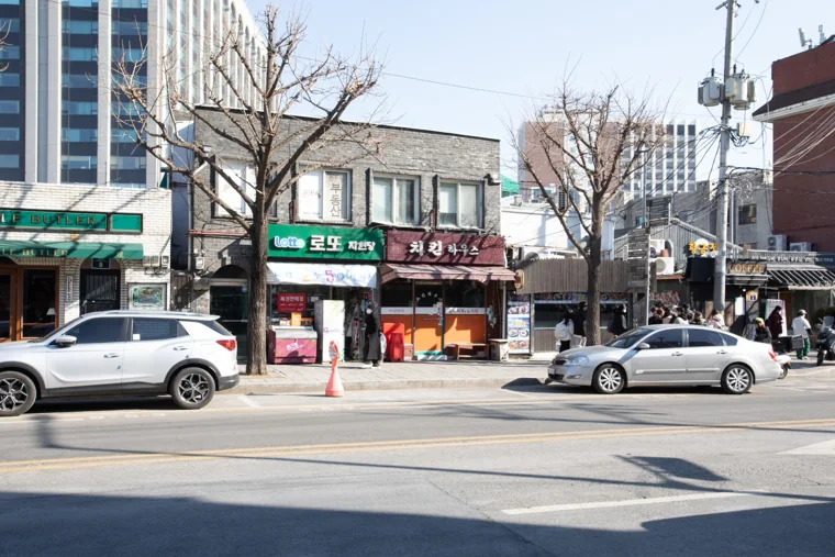 안국역 꼬마빌딩의 기존 정면과 1층 점포 모습.