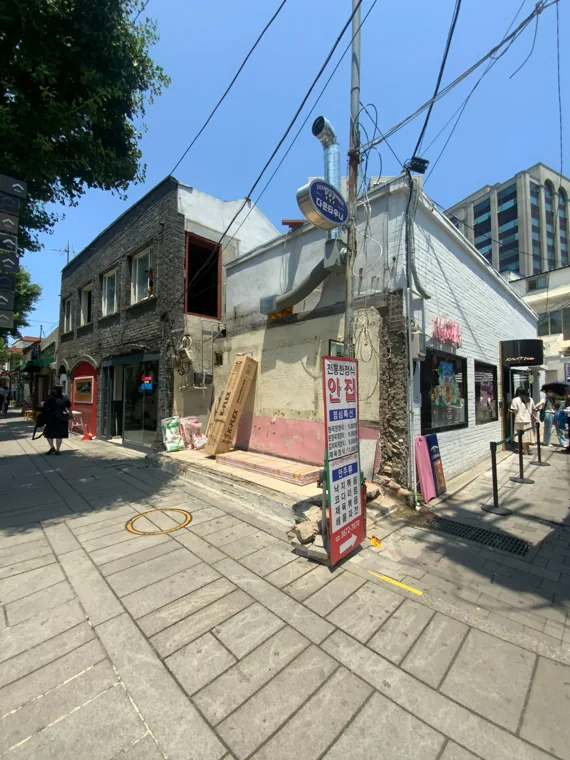 보도에서 바라본 건물 측면과 기존 외관.