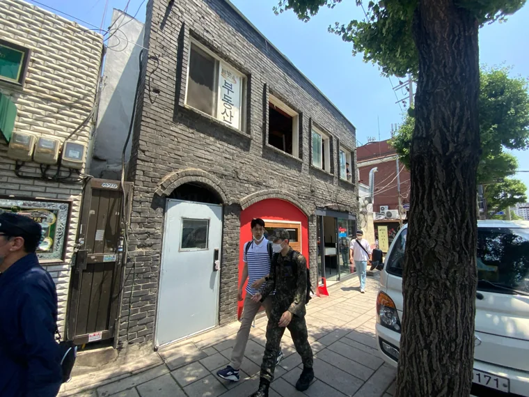 건물 측면과 매장 입구를 담은 공사 진행 기간의 현장 기록.